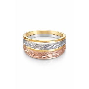 Anel com design tricolor que mistura tons dourado, rosé e prateado
